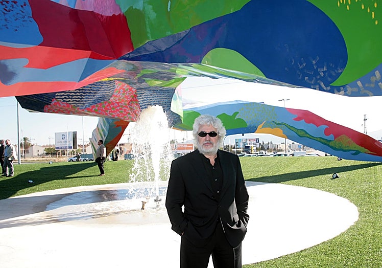 Cristóbal Gabarrón en la avenida Juan de Borbón, en la inauguración de una de sus esculturas públicas más reconocidas, la ninfa 'Frouida', el monumento al trasvase Tajo-Segura, en acero y fibra de carbono, que el artista donó a Murcia en 2006.